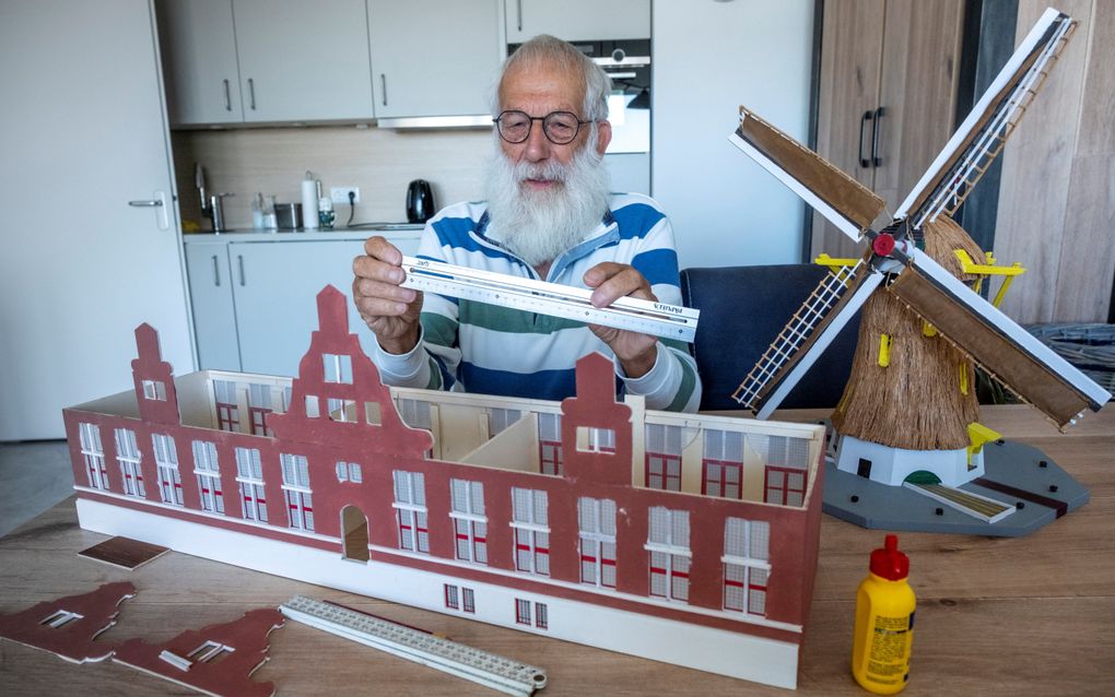 Piet Jacobse bezig met het maken van een van zijn maquettes. beeld Dirk-Jan Gjeltema