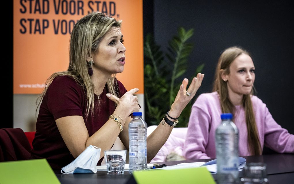 Koningin Máxima in gesprek tijdens een werkbezoek aan de Sportcampus Zuiderpark voor de aanpak van problematische schulden onder jongeren. beeld ANP, Remko de Waal