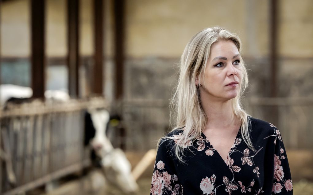 Femke Wiersma, minister van Landbouw, Visserij, Voedselzekerheid en Natuur, tijdens een werkbezoek aan een boerderij. beeld ANP, Robin van Lonkhuijsen