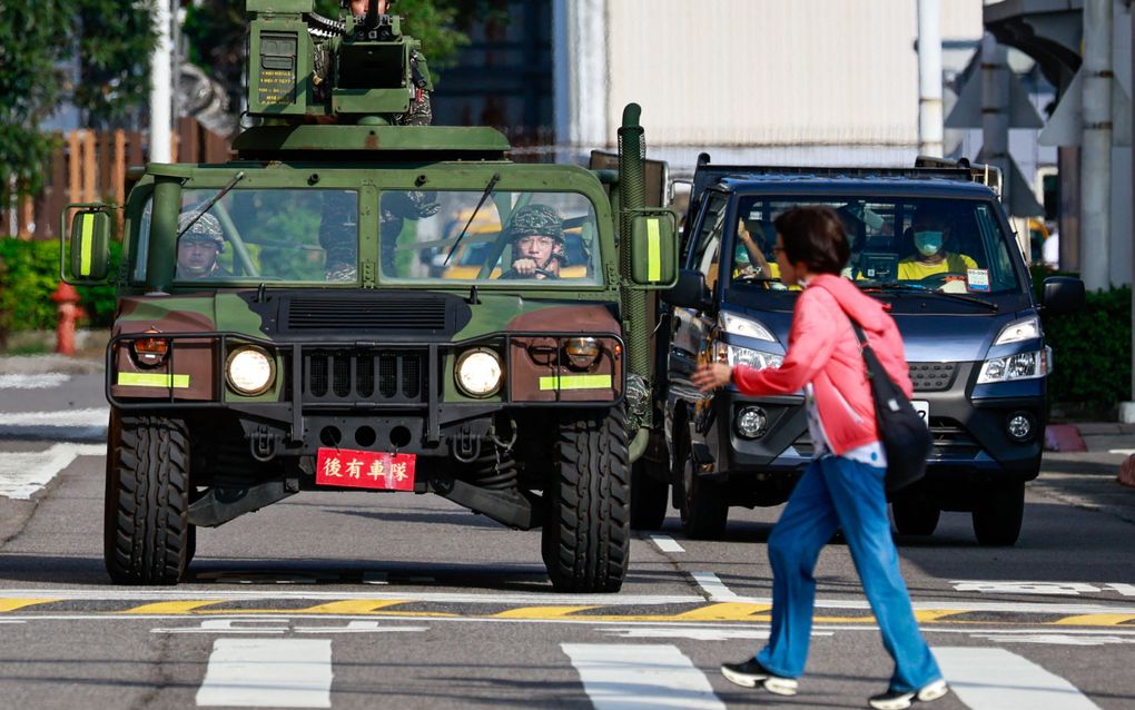 Taiwanese militairen patrouilleren door de straten van Tapei terwijl China een militaire oefening houdt rondom het eiland. beeld AFP, Daniel Ceng