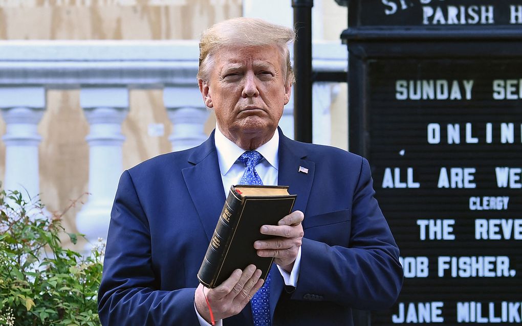 Toenmalig president Donald Trump houdt een Bijbel omhoog buiten een kerk in Washington D.C., 2020. beeld AFP, Brendan Smialowski