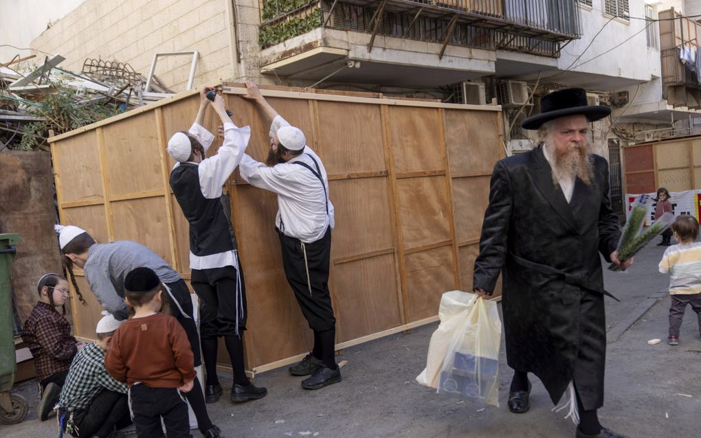 Ultraorthodoxe Joden bouwen in de Jeruzalemse wijk Mea Shearim een soeka. beeld AP Photo, Ohad Zwigenberg