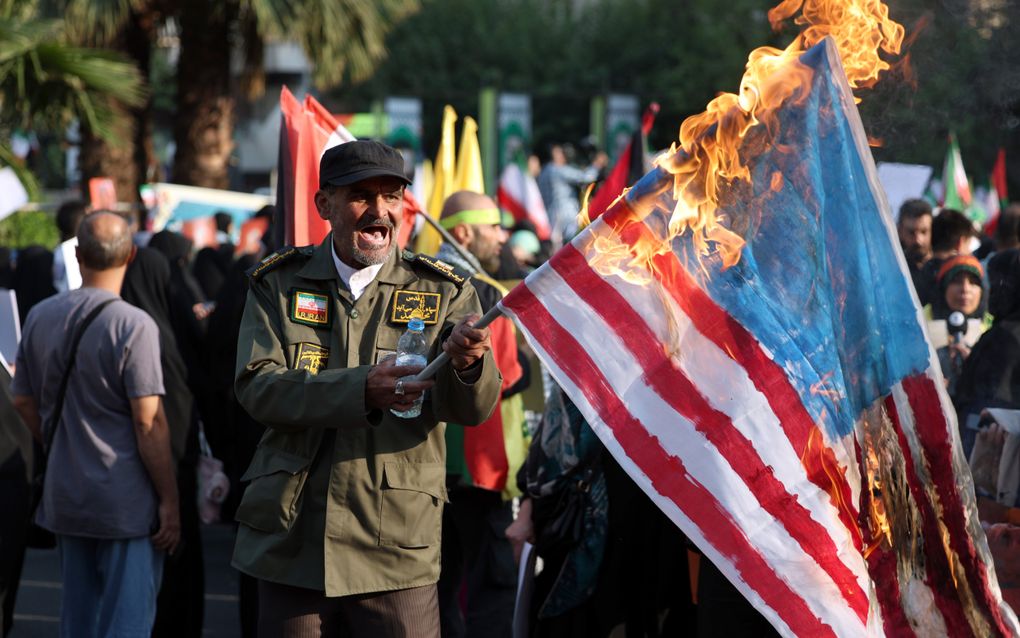 Iraniërs verbranden een Amerikaanse vlag in de hoofdstad Teheran tijdens een protest tegen de Amerikaanse steun aan Israël. beeld EPA, Abedin Taherkenareh