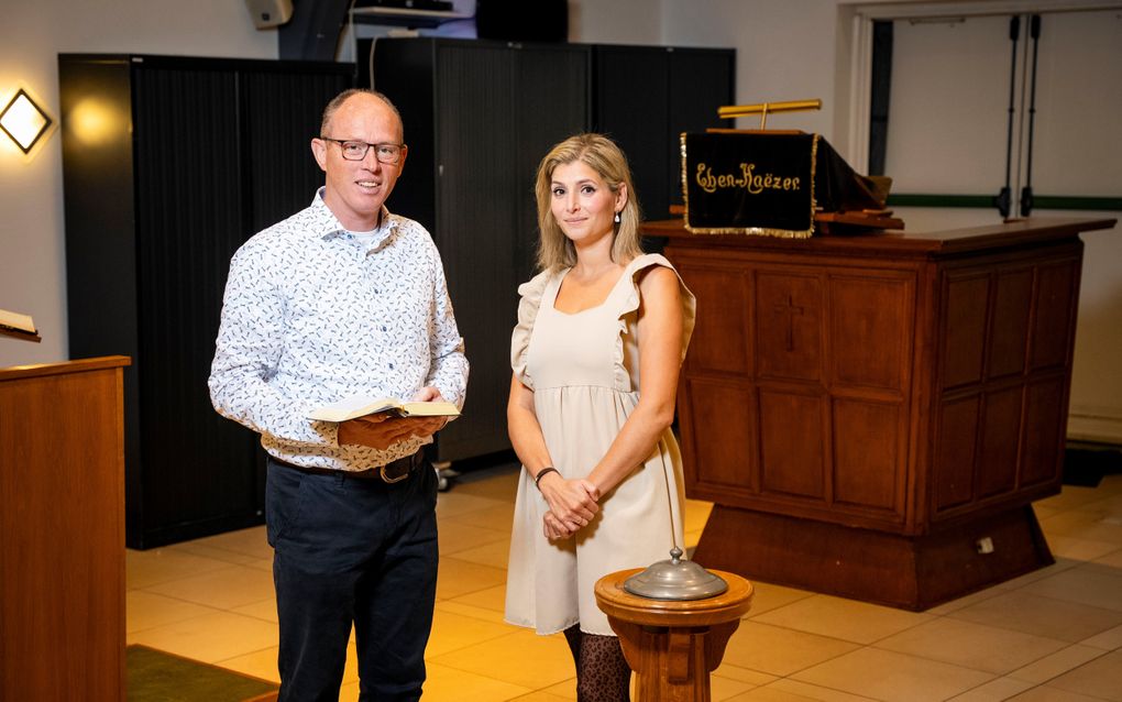 Edina Oskam-Rostás (r.) volgde belijdeniscatechisatie bij evangelist Martin Rozema (l.): „Martin roept iedereen op tot bekering en tot gehoorzaamheid aan de Heere.” beeld Cees van der Wal