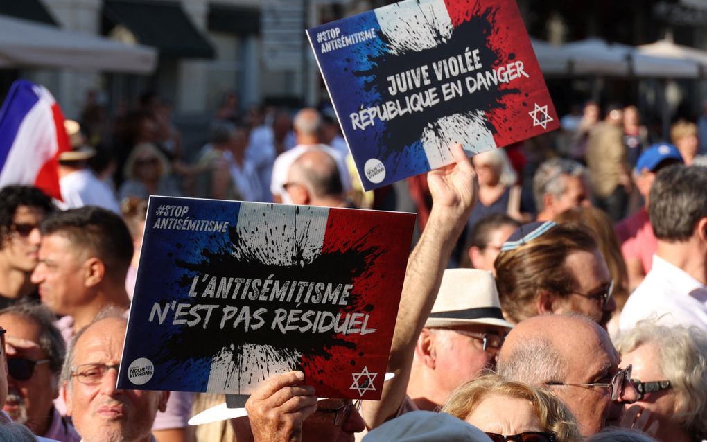 Betogers zwaaien met borden tijdens een demonstratie tegen antisemitisme, georganiseerd door de Representatieve Raad van Franse Joodse Instellingen in Montpellier. beeld AFP, Pascal Guyot