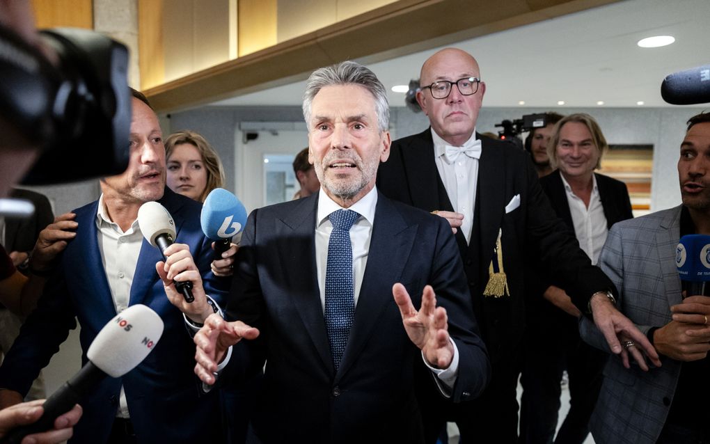 Minister-president Dick Schoof staat de pers te woord voorafgaand aan een plenair debat in de Tweede Kamer over de Europese top van 17 en 18 oktober 2024. beeld ANP, Remko de Waal