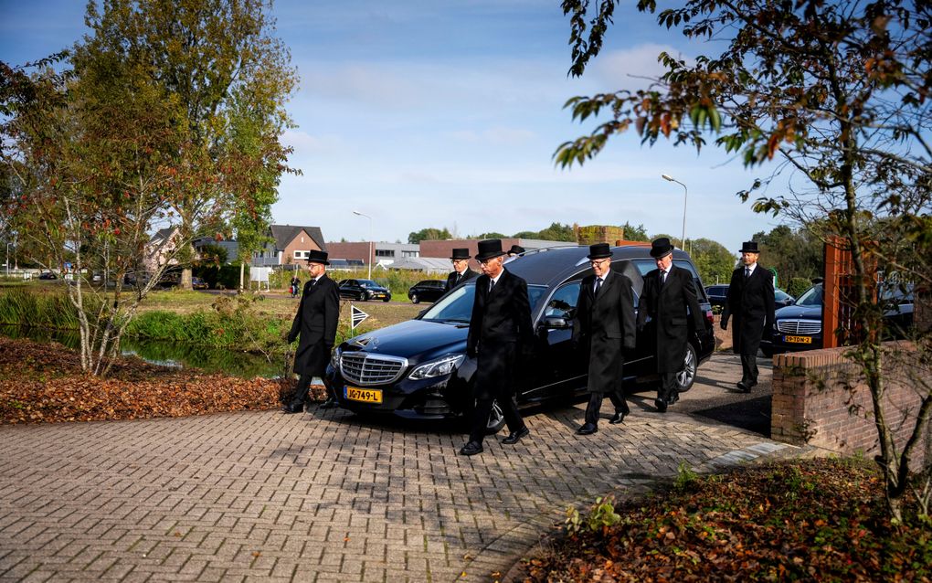 De stoet met rouwauto’s. beeld Cees van der Wal