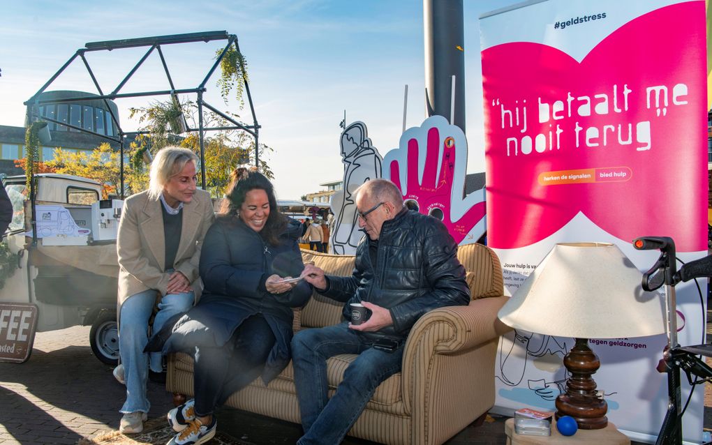 Jacqueline Könning bij de kraam van De Rondkomers op de warenmarkt in Doetinchem. beeld Ruben Meijerink