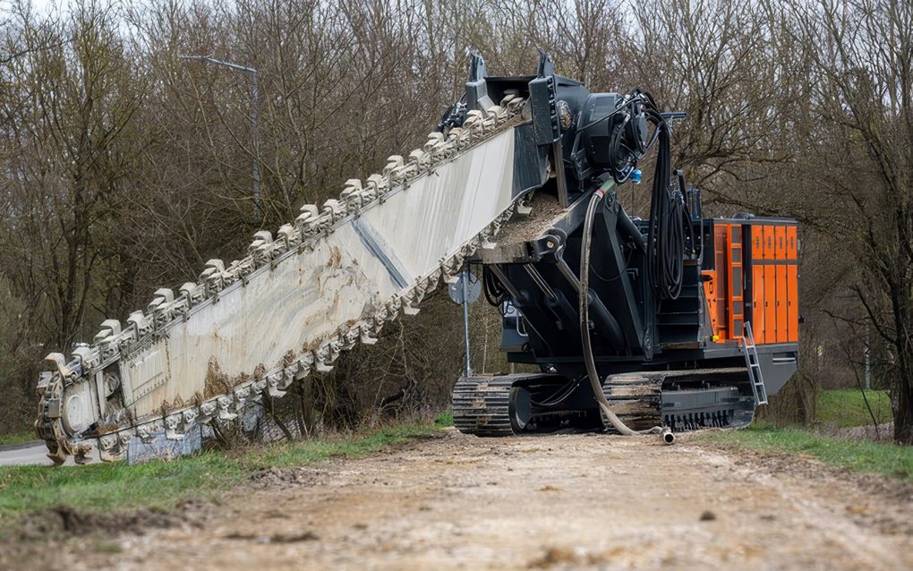 De kettingfrees heeft een enorm zwaard van 15 meter lang. Het gevaarte weegt 100 ton. beeld HITEC Road