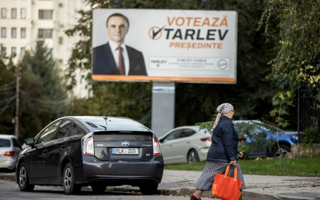 Een oudere vrouw steekt een straat over in het centrum van Chisinau. beeld EPA, Dumitry Doru 