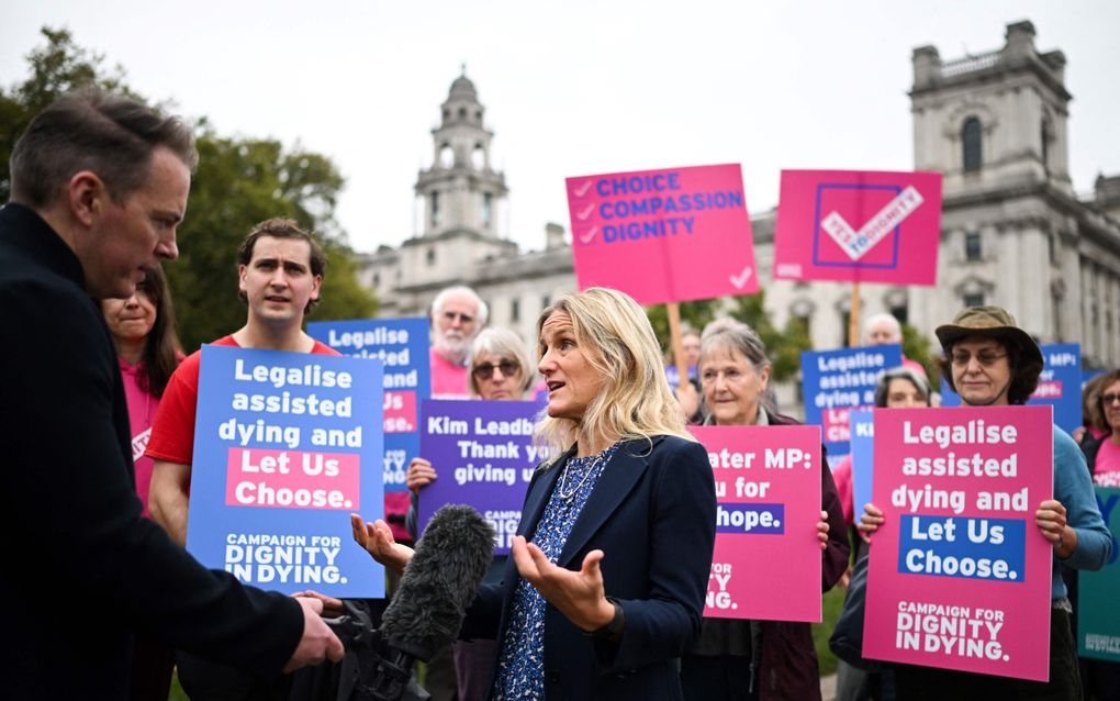 Labourparlementariër Kim Leadbeater staat donderdag in Londen de pers te woord tijdens een bijeenkomst van voorstanders van legalisatie van euthanasie. beeld AFP, Justin Tallis