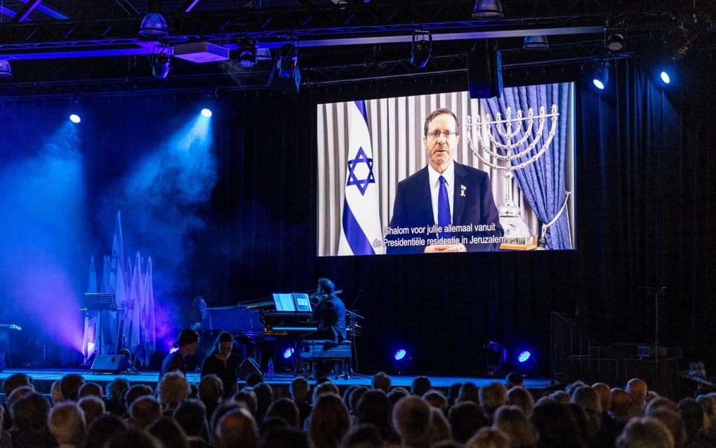 De Israëlische president Yitzhak Herzog spreekt het publiek vanuit Israël toe tijdens een door Christenen voor Israël georganiseerde herdenkingsbijeenkomst op 7 oktober in Barneveld. Niet alleen de giften, ook het meeleven vanuit Nederland doet Israëli’s goed, merken woordvoerders van drie christelijke hulporganisaties. beeld André Dorst