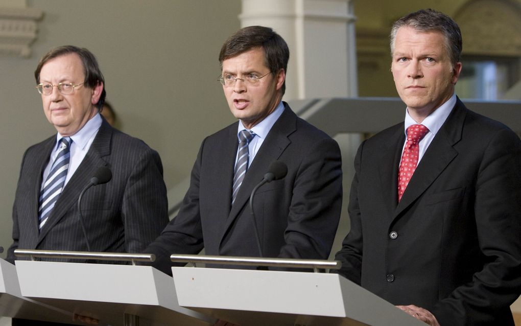 Persconferentie tijdens de bankencrisis in 2008. Van links naar rechts:  Nout Wellink, president van De Nederlandse Bank, PremierJan Peter Balkenende en minister van Financiën Wouter Bos. beeld ANP, Phil Nijhuis