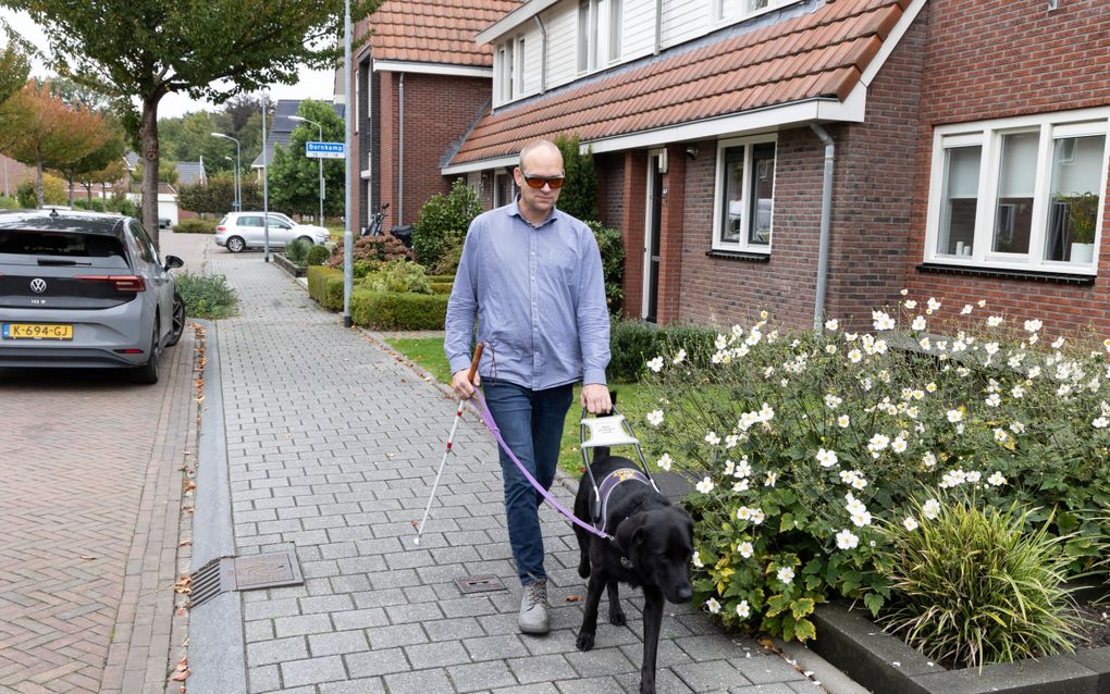 Simon Remmers in Heerde met zijn hulphond Mayro.
beeld RD, Anton Dommerholt