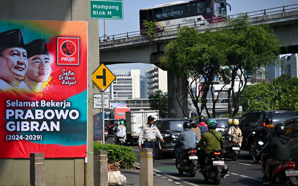 Passanten kan het niet ontgaan: Prabowo en Gibran (zoon van aftredend president Joko Widodo) zijn van 2024 tot en met 2029 respectievelijk president en vicepresident van Indonesië. Zondag wordt het duo beëdigd. beeld AFP, Bay Ismoyo