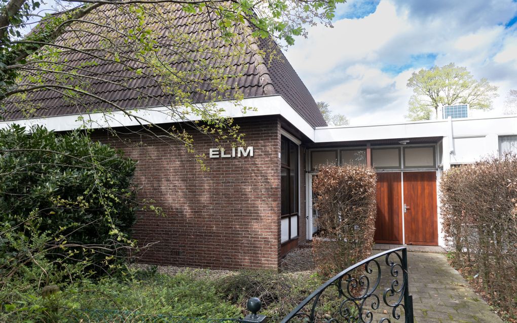 „Onze lokale gemeenten bestaan al jaren, maar jongeren hebben veelal geen idee hoe het begonnen is.” Foto: kerkgebouw van de gereformeerde gemeente in Enschede. beeld RD, Anton Dommerholt