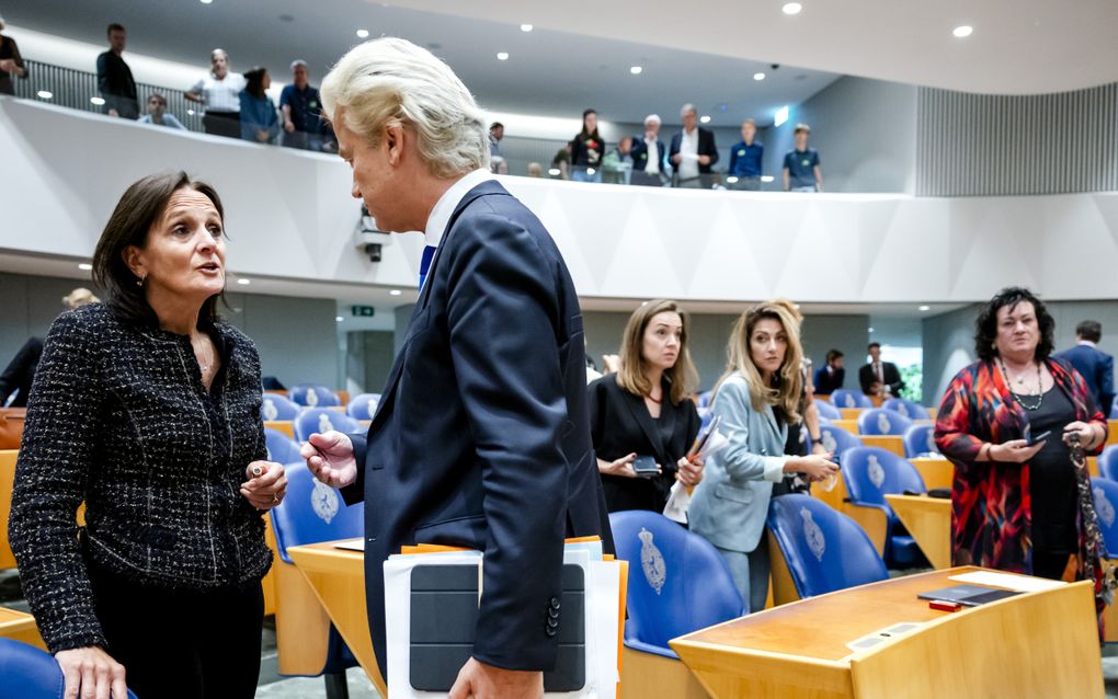 Nicolien van Vroonhoven (NSC) en Geert Wilders (PVV) tijdens een schorsing op de tweede dag van de Algemene Politieke Beschouwingen. ANP Sem van der Wal