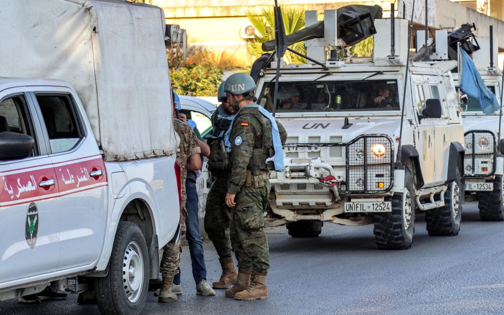 Spaanse vredeshandhavers van de United Nations Interim Force in Libanon (Unifil) coördineren hun patrouille met de Libanese militaire politie in Marjayoun, Zuid-Libanon. beeld AFP 