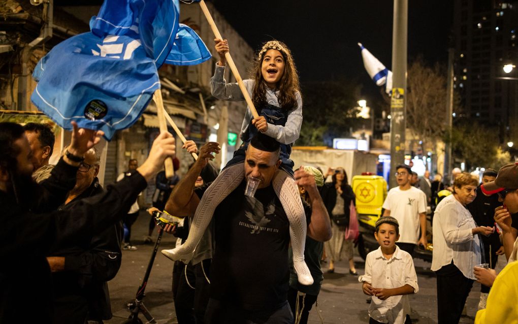 Israëliërs uiten donderdagavond in Jeruzalem hun vreugde over het uitschakelen van Hamaskopstuk Yahya Sinwar. beeld AFP, John Wessels