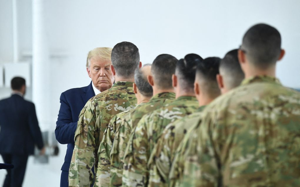 Trump in 2020 tijdens een ceremonie waar hij leden van de Nationale Garde onderscheidt. beeld AFP, Brendan Smialowski