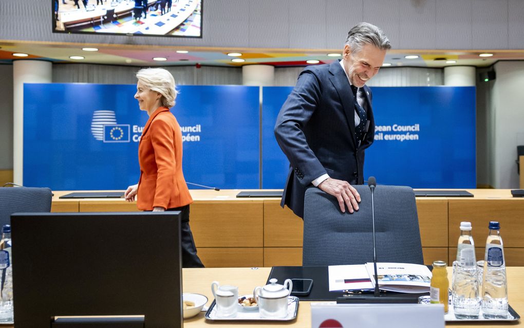 Minister-president Dick Schoof neemt donderdag, op de eerste dag van de Europese top in Brussel, plaats achter zijn zetel. Op de achtergrond loopt voorzitter van de Europese Commissie Ursula von der Leyen. beeld ANP, Remko de Waal