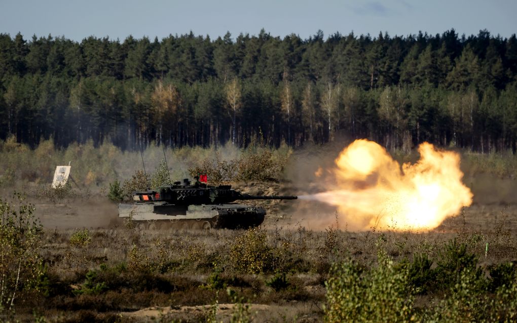 Een Leopard spuwt vuur. De gevechtstank schiet met scherp tijdens de internationale oefening Iron Wolf in Litouwen. beeld ANP, Robin van Lonkhuijsen