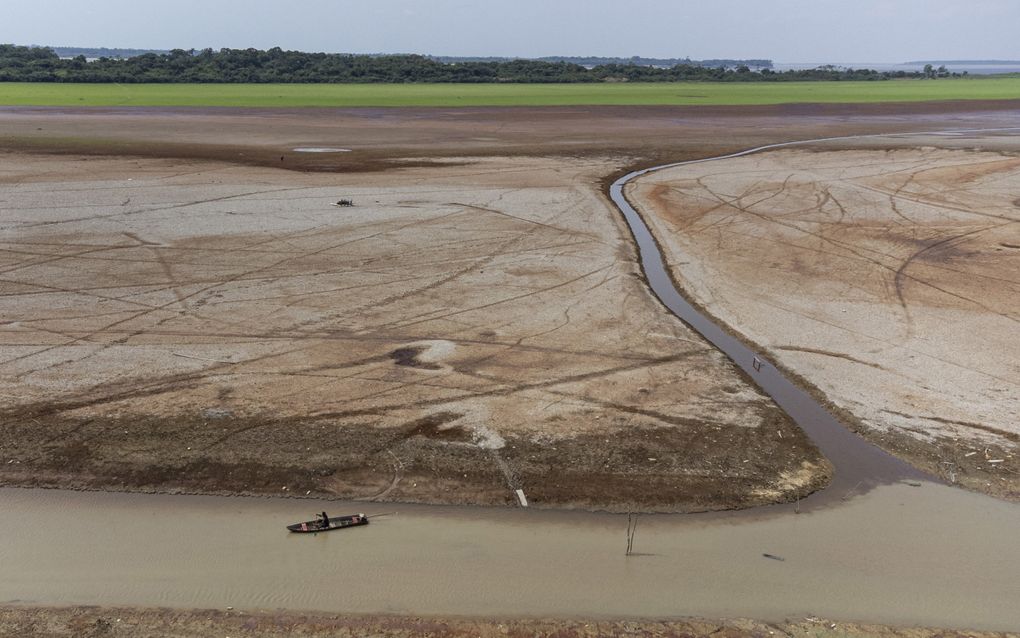 Een boot in het vrijwel drooggevallen Aleixomeer in de buurt van Manaus in Brazilië. Het land kampt met de ernstigste droogte sinds de jaren vijftig. beeld EPA, Raphael Alves 