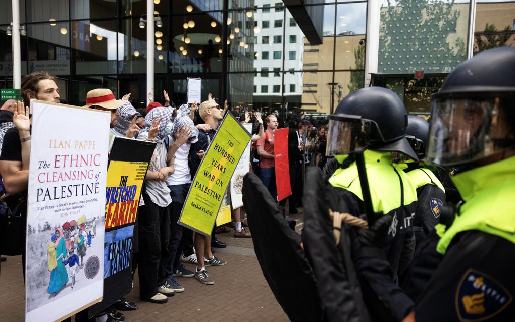 De Mobiele Eenheid (ME) in mei dit jaar bij het pand van de Universiteit van Amsterdam (UvA) op de Roeterseilandcampus in het centrum van de hoofdstad tegenover pro-Palestijnse demonstranten. Joodse studenten en medewerkers in het hoger onderwijs blijken zich vaak onveilig te voelen en verwijten de onderwijsinstellingen dat die te weinig optreden. beeld ANP, Ramon van Flymen