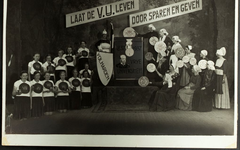 Leden van Vrouwen VU-hulp met het VU-busje in 1938. beeld Collectie HDC VU