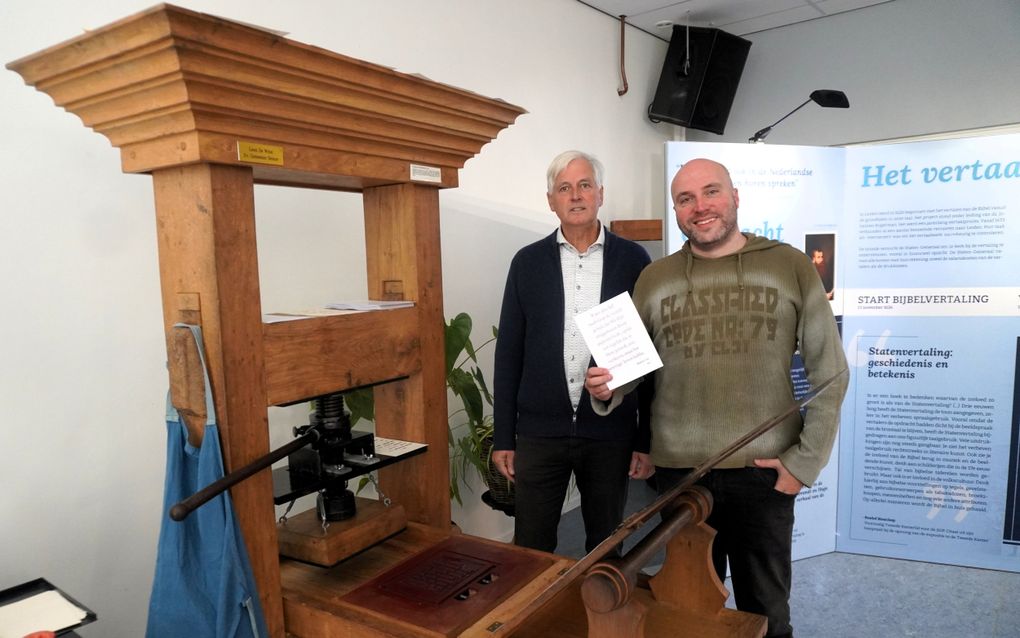 Jan Willem Slager (l.) en ds. Joshi van Veen bij een drukpers. beeld Jan van Reenen