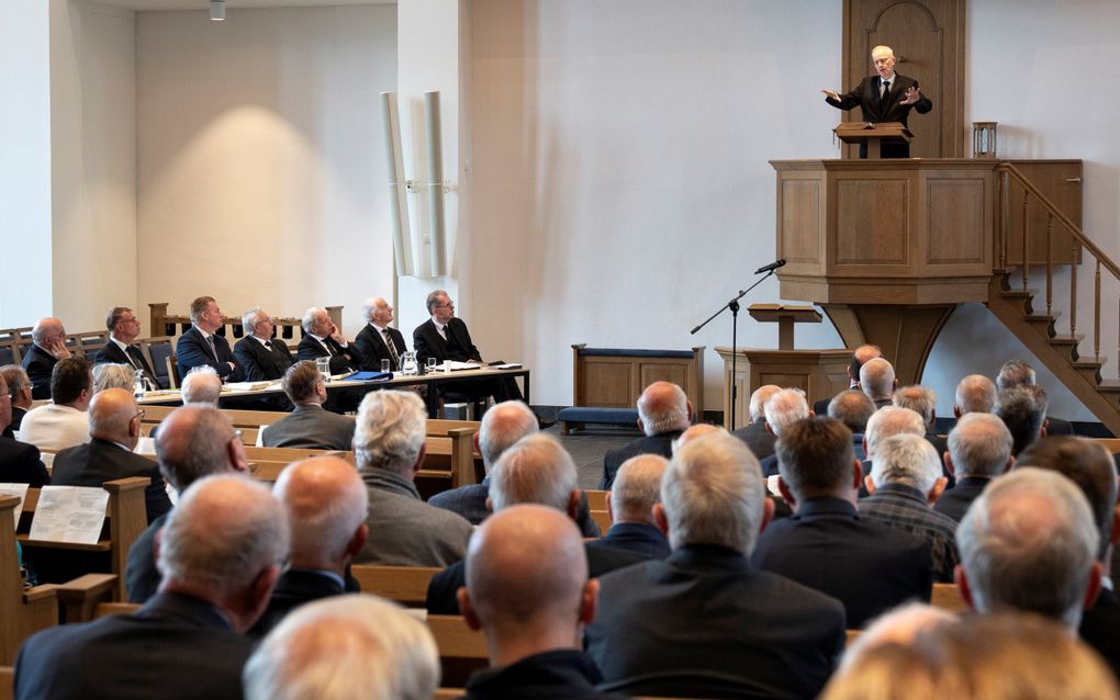 Ds. J. van Meggelen (op de kansel): „Zodra de mens zelf gaat beoordelen wat in de Bijbel gezaghebbend is en wat niet, raken we de hele Bijbel kwijt.” beeld Niek Stam