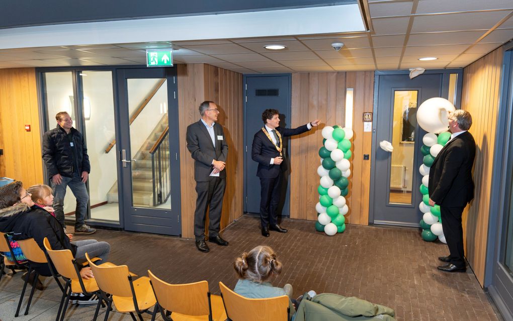 Burgemeester J. van der Tak (l.) en ds. J. Joppe (r.) openen samen het Barneveldse inloophuis ”Zout & Licht”. beeld Niek Stam