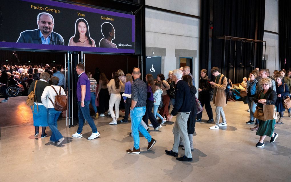 Bezoekers stromen zaterdag binnen om te luisteren naar sprekers pastor George uit Syrië, Vina uit Indonesië en Suleiman uit Nigeria. beeld Niek Stam