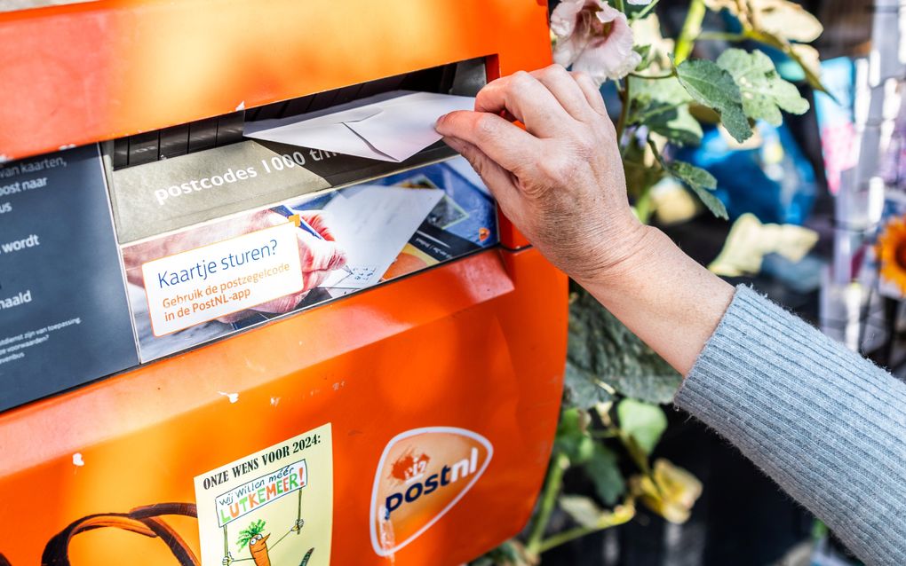 Steeds minder mensen doen een kaartje op de bus. PostNL kampt al jaren met dalende postvolumes. beeld ANP, Eva Plevier