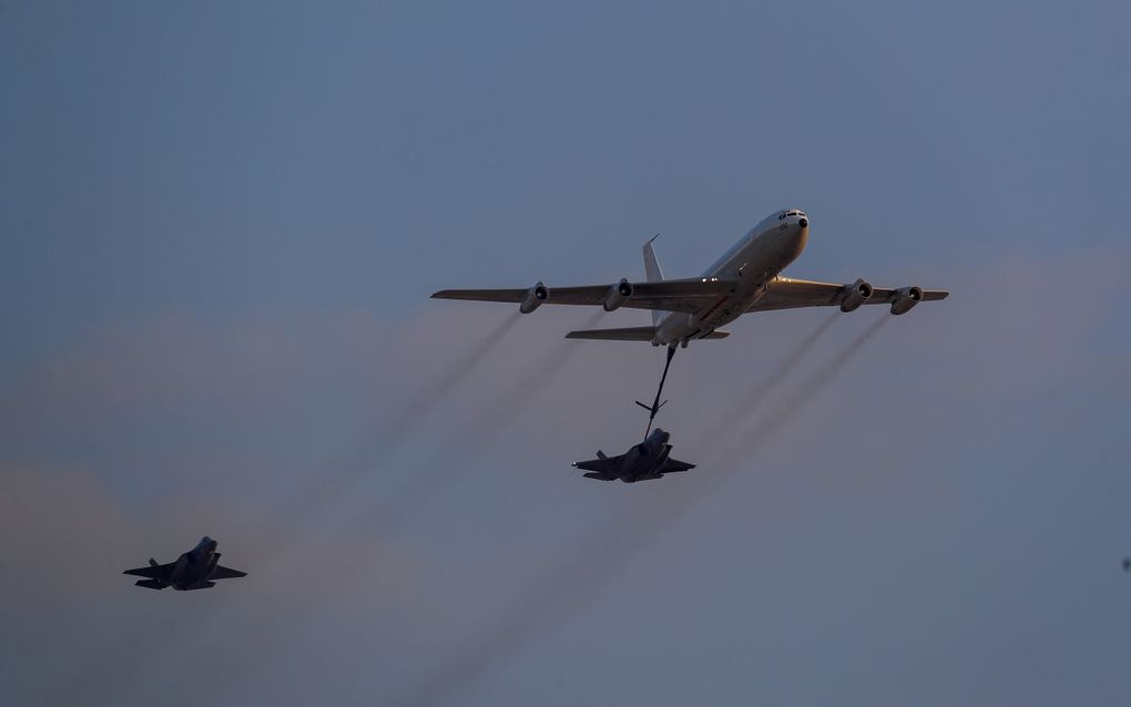 Israëlische gevechtsvliegtuigen tanken bij in de lucht. beeld EPA, Atef Safadi