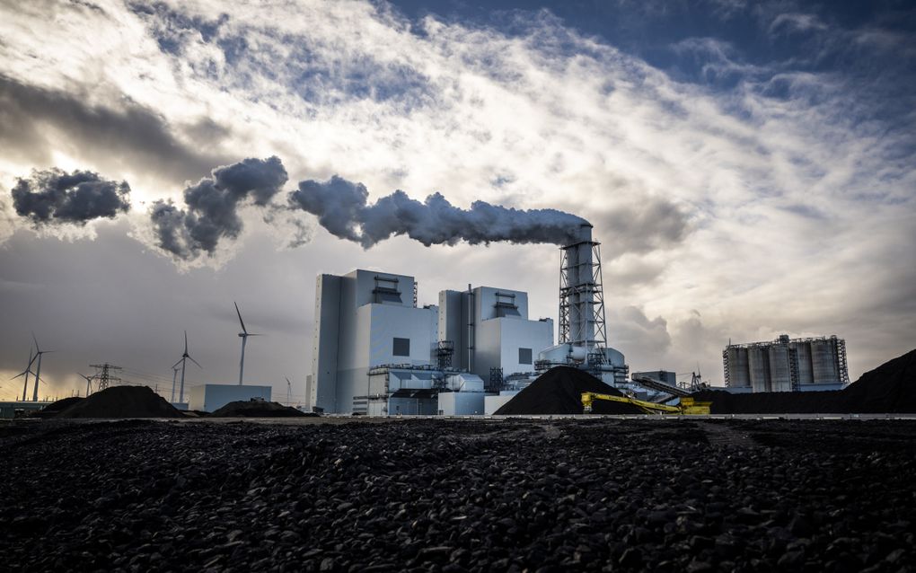 Er liggen zo veel zonnepanelen op Nederlandse daken dat ze op zonnige dagen zes keer zoveel stroom kunnen leveren als de Eemshavencentrale (foto), de grootste elektriciteitscentrale van Nederland. beeld ANP, Kees van de Veen 