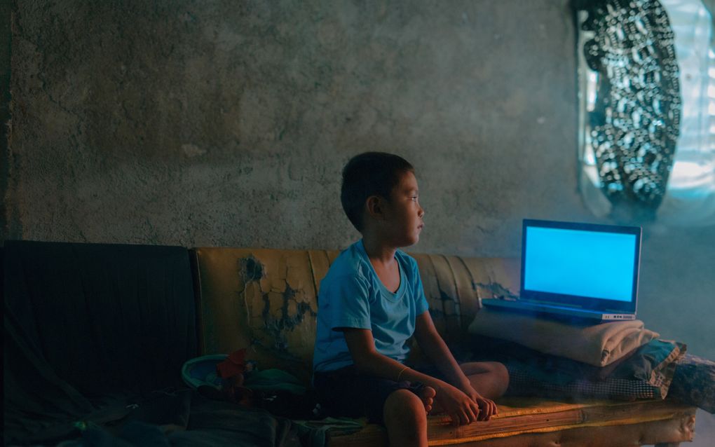 In 2022 werden bijna een half miljoen Filipijnse kinderen seksueel misbruikt via livestreams. De klanten zijn Westerse –en Nederlandse– mannen. Foto: slachtoffer van onlinemisbruik (is in scène gezet). beeld IJM