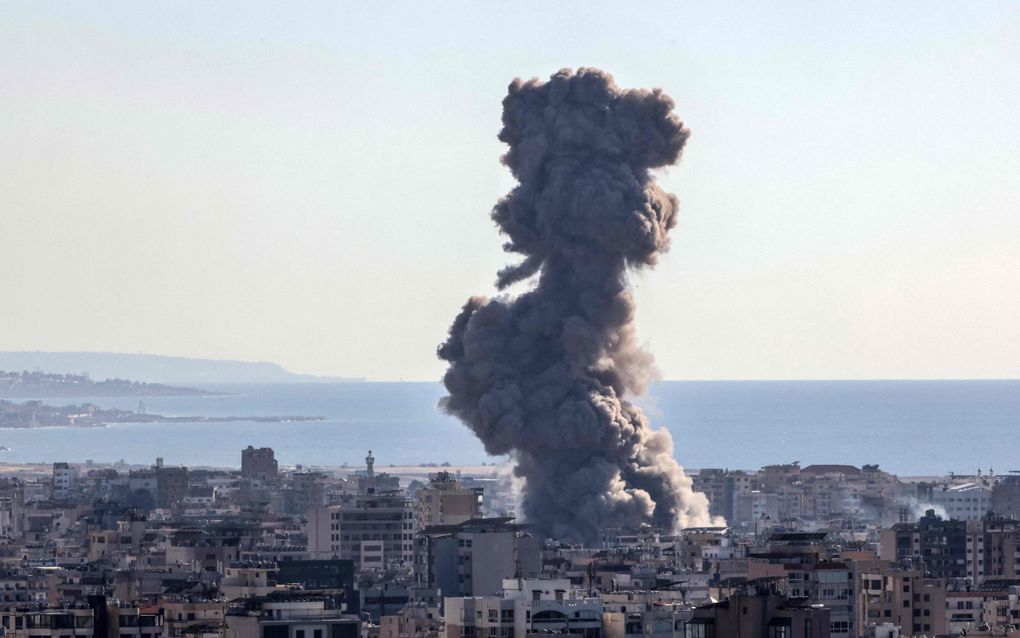 Rook stijgt op boven een woonwijk in Beiroet na een Israëlische luchtaanval. beeld AFP, Anwar Amro