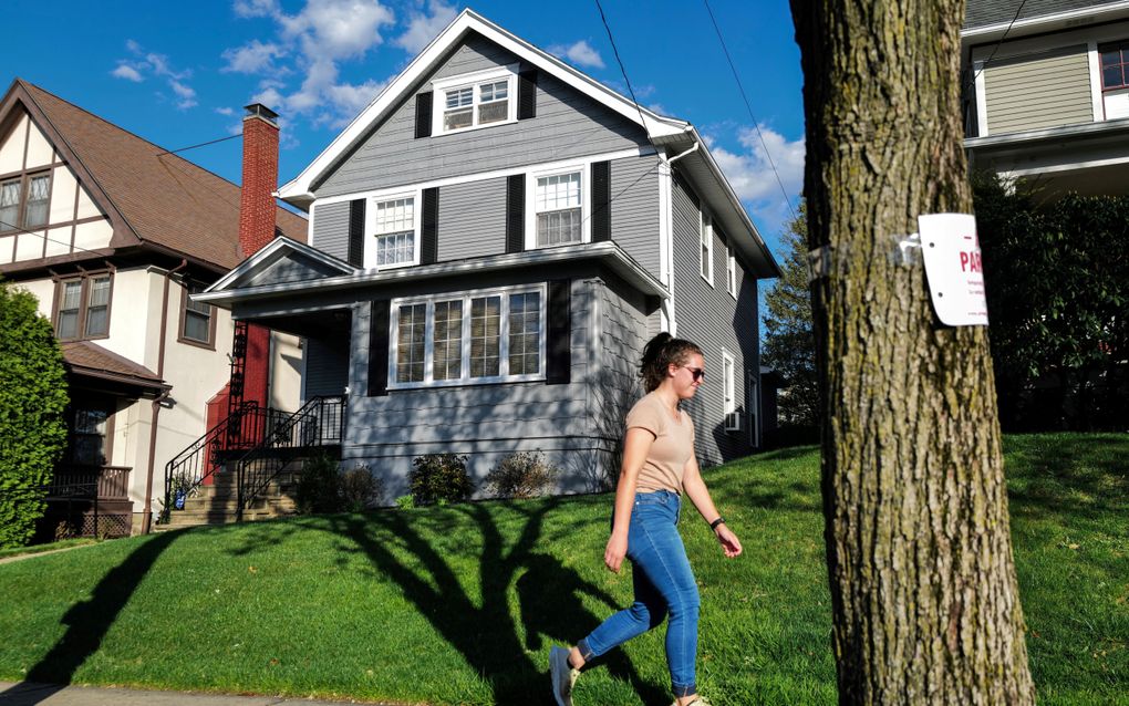 Een vrouw loopt langs de woning in Scranton waar president Joe Biden een groot deel van zijn jonge jaren doorbracht. beeld AFP, Charly Triballeau