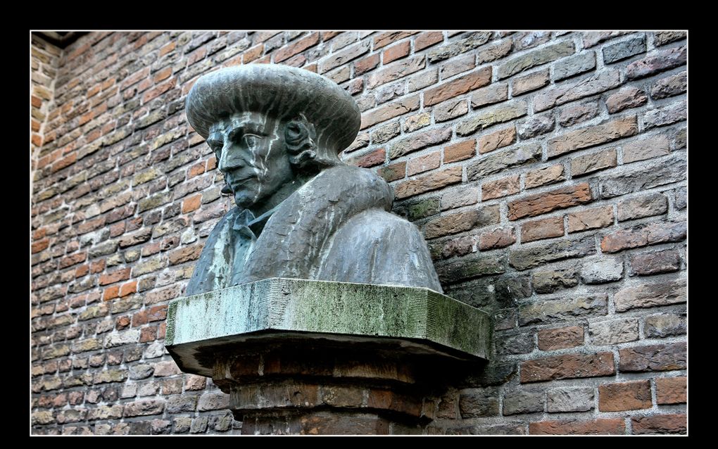 Beeld van Erasmus in Gouda, nabij de Sint-Janskerk. beeld RD, Henk Visscher