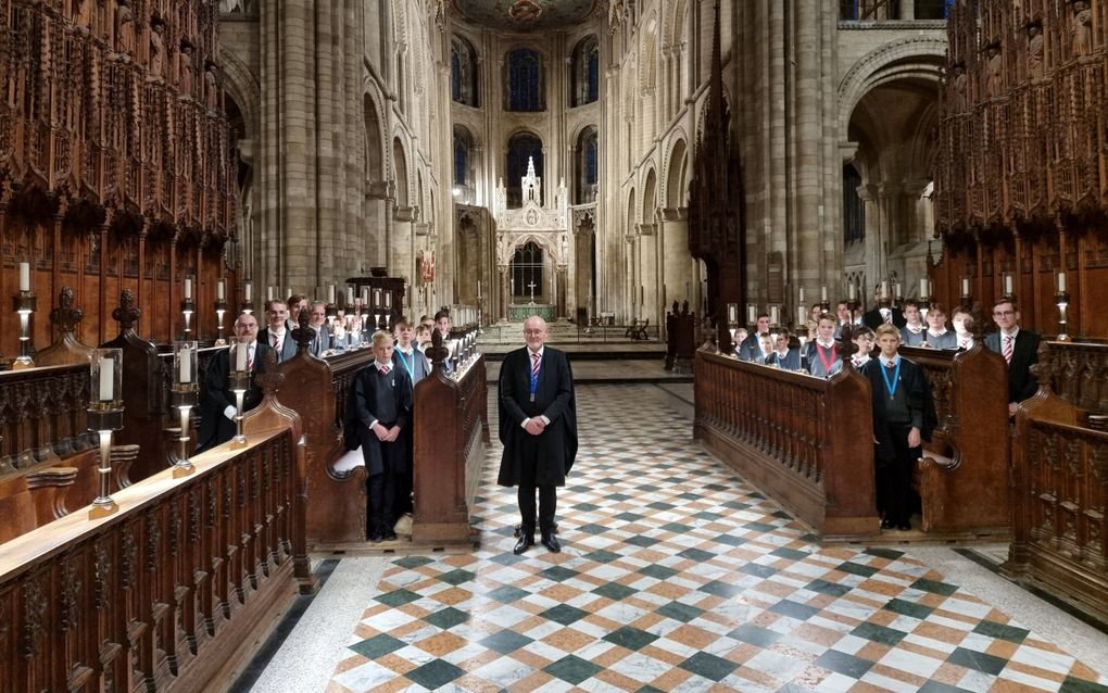 Dirigent Jeroen Bal met ‘zijn’ Gorcum Boys Choir in Engeland. Beeld Gorcum Boys Choir