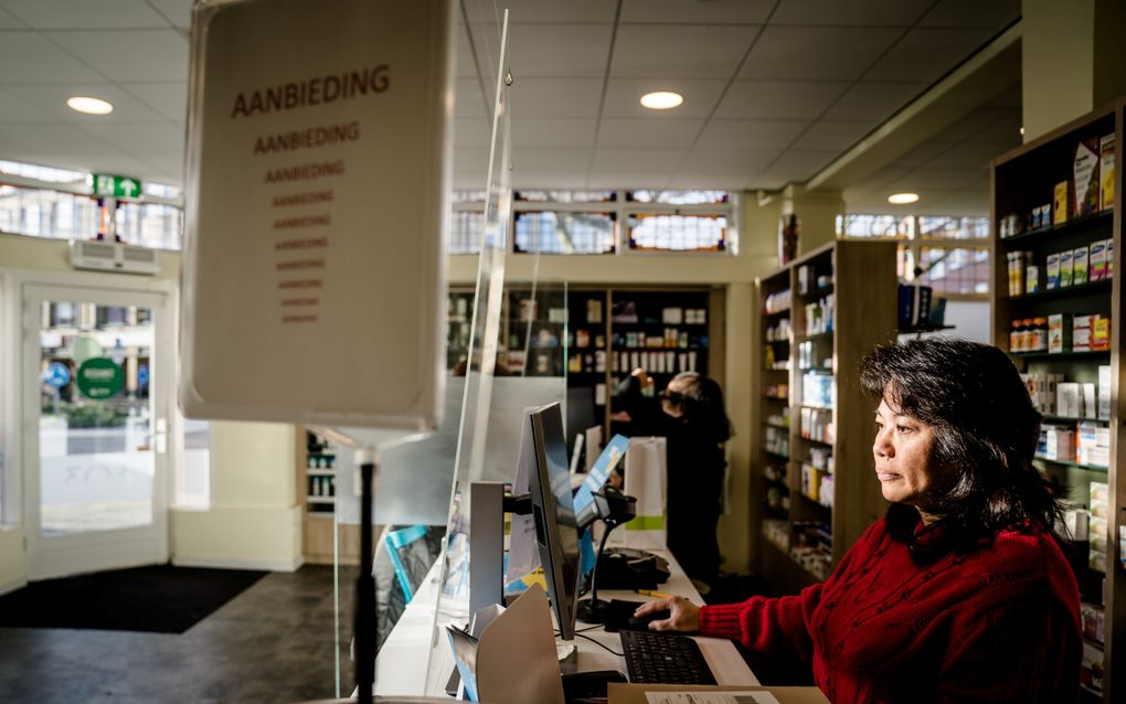 Een medewerker van een apotheek aan het werk. beeld ANP, Bart Maat