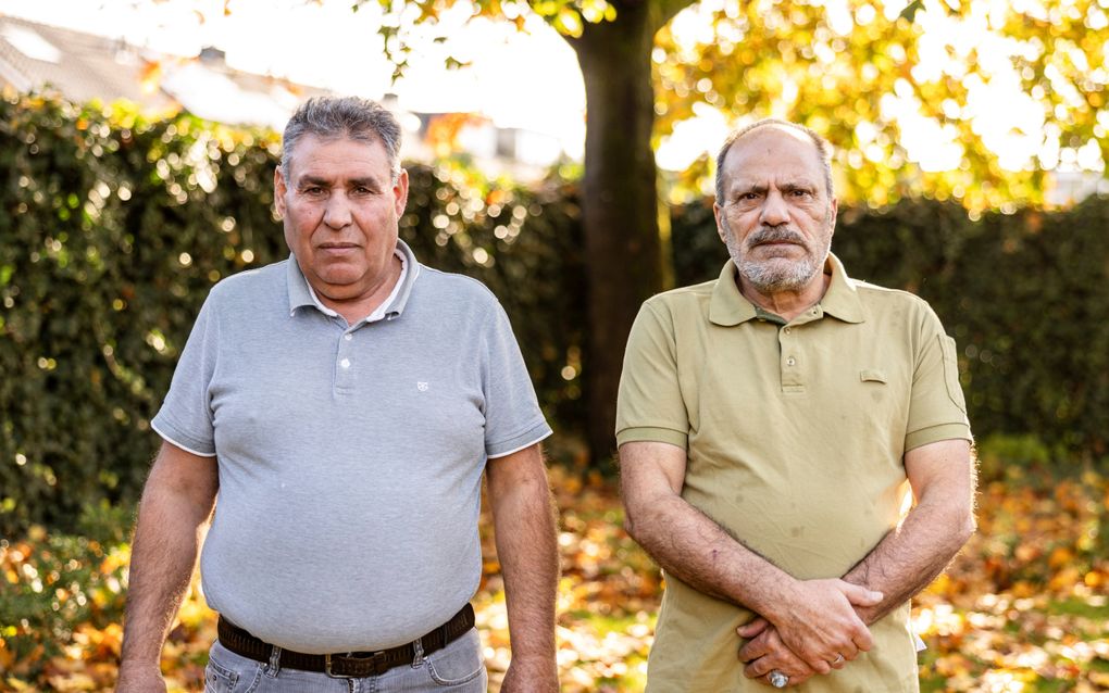 Kamal (l.) en Jamal in de tuin van de Harderwijkse pastorie waar ze tijdelijk wonen. Ze wachten op een eigen huis en op de hereniging met hun gezinnen die nog in respectievelijk Turkije en Libanon verblijven. Ziad wilde om veiligheidsredenen niet op de foto. beeld André Dorst