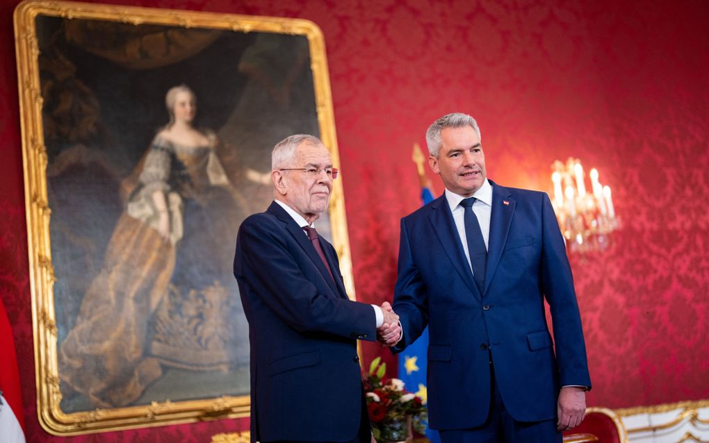 De Oostenrijkse president Alexander Van der Bellen (l.) schudt de hand van kanselier Karl Nehammer. beeld AFP, Georg Hochmuth