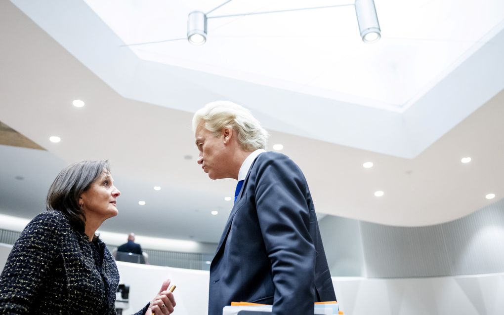 Nicolien van Vroonhoven (NSC) en Geert Wilders (PVV) overleggen tijdens een schorsing op de tweede dag van de Algemene Politieke Beschouwingen. beeld ANP, Sem van der Wal