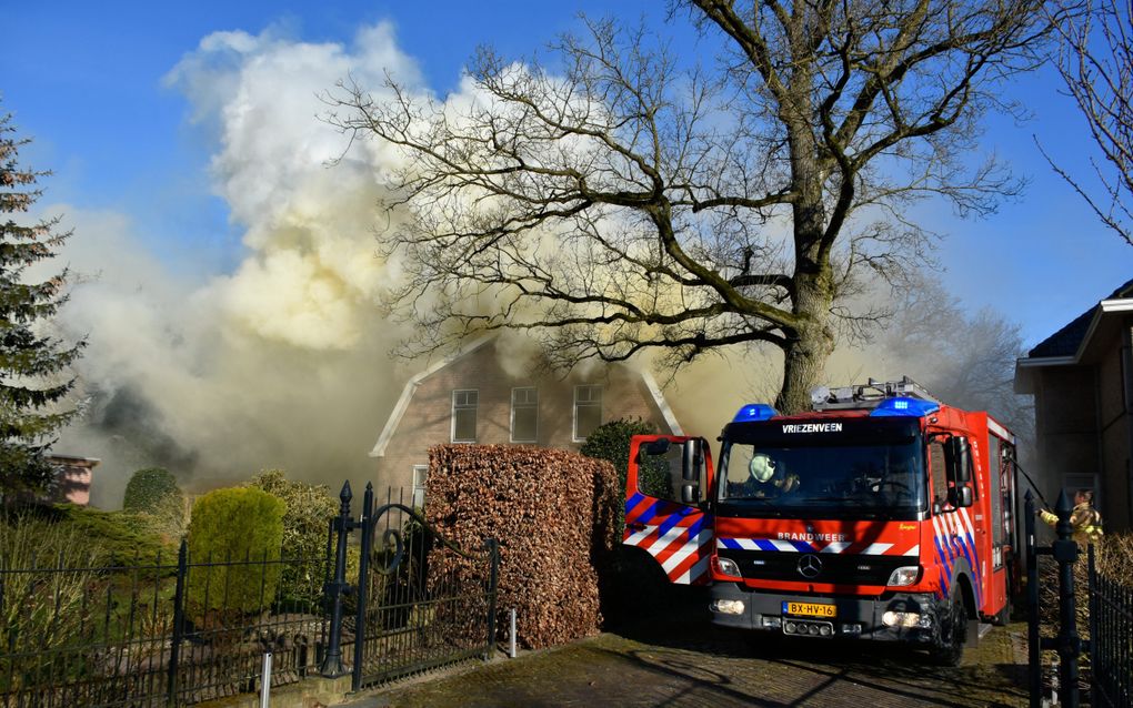 Woning in lichterlaaie. Steeds vaker is het in brand vliegen van een accu of batterij de oorzaak van een woningbrand. beeld Floris Kayim