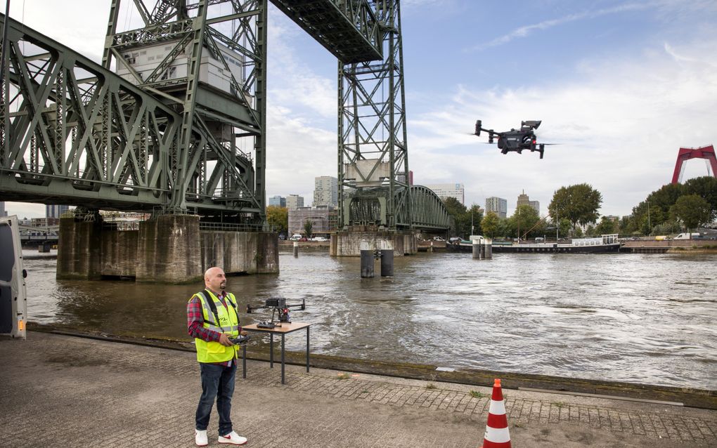 Senal Erkan bestuurt een drone bij De Hef in Rotterdam. Gemeenten maken steeds vaker gebruik van drones. beeld Arie Kievit