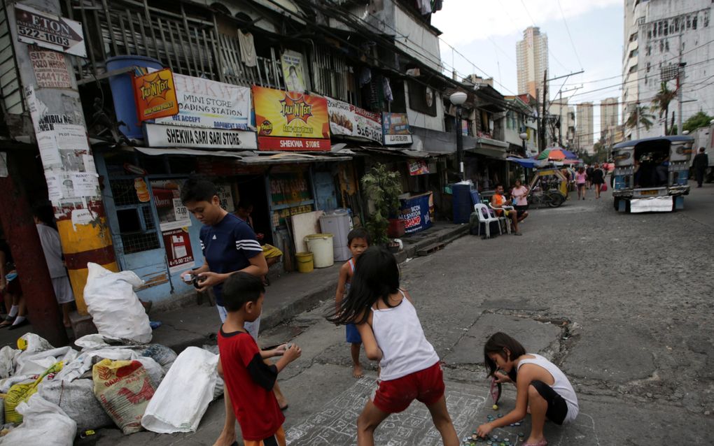 Jonge Filipijnse kinderen spelen in de straten van Manila. Directeur Reynaldo Bicol van hulporganisatie International Justice Mission Manila vroeg deze week aandacht voor Filipijnse kinderen die in hun land worden misbruikt terwijl de camera op hen gericht staat. beeld EPA, R. Malasig