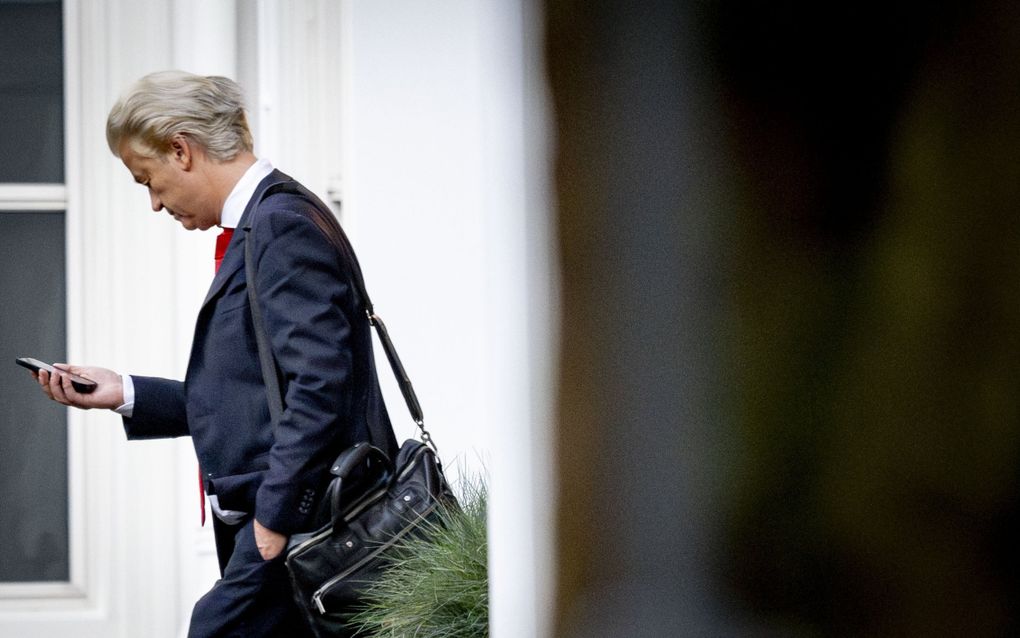 Fractieleider Geert Wilders van de PVV na een bespreking over de eventuele inzet van het noodrecht om strengere asielmaatregelen in te voeren. beeld ANP, Robin Utrecht