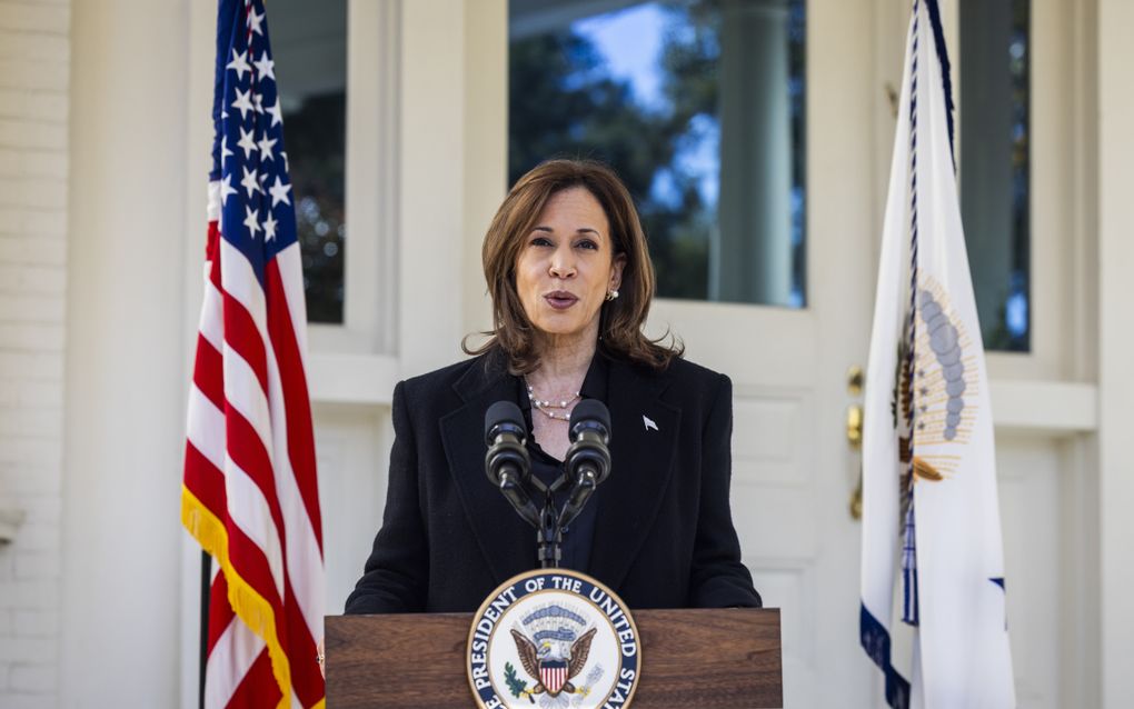 Kamala Harris bij haar vicepresidentiële woning in Washington.  beeld EPA, Jim Lo Scalzo